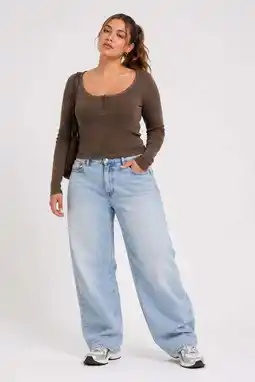 Wehkamp NOISY MAY Curve regular fit longsleeve Plus Size - bruin aanbieding