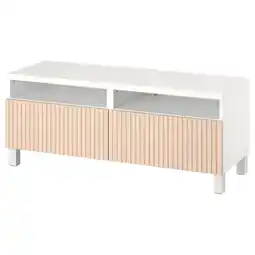 IKEA Modern wit tv-meubel met lichte houten latten, open planken en metalen poten aanbieding