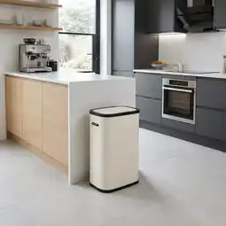 Action Prullenbak met drukdeksel - 60 liter - crème-wit aanbieding