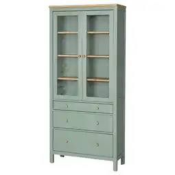 IKEA Een groene hemnes vitrinekast met houten accenten, voorzien van lades en verstelbare legplanken aanbieding