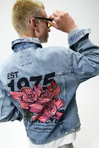 ZARA Jakke i denim med graffitimønster tilbud