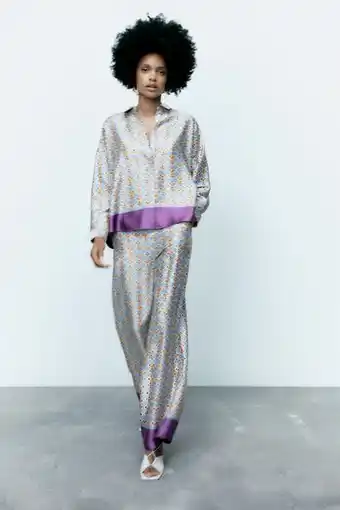 ZARA Skjorte med satengeffekt og geometrisk mønster tilbud