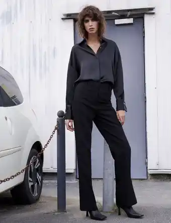 ZARA Blank skjorte med knapp tilbud