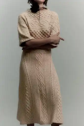 ZARA Contrast cable-knit dress tilbud
