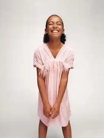 ZARA Kjole med fjær tilbud
