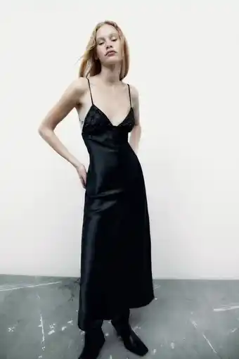 ZARA Kjole med satengeffekt og strass tilbud