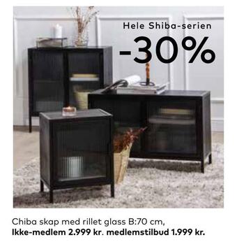 Skeidar Chiba skap med rillet glass tilbud