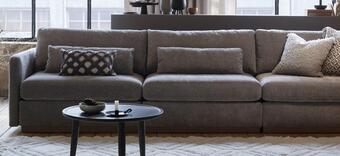 Bohus Varia 3 seter sofa i tekstil ponza dark beige med eikesokkel tilbud