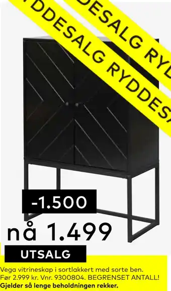Skeidar Vega vitrineskap i sortlakkert med sorte ben tilbud
