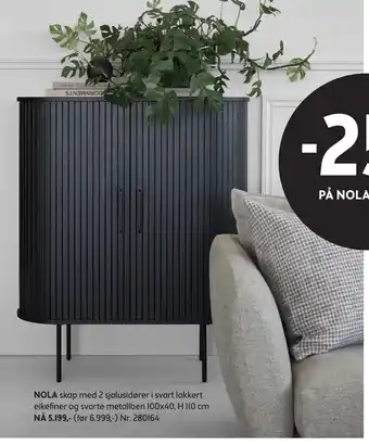 NOLA skap med 2 sjalusidører i svart lakkert eikefiner og svarte metallben