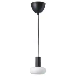 IKEA Sunneby / molnart Taklampe med lyspære, svart/smultringformet opalhvit tilbud