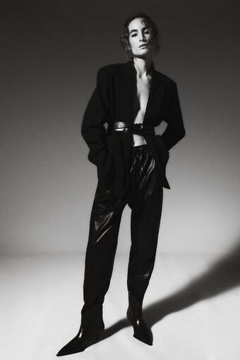 ZARA Pantalón jogger efecto piel oferta