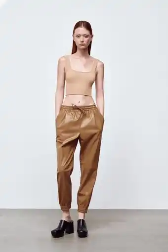 ZARA Pantalón jogger efecto piel oferta