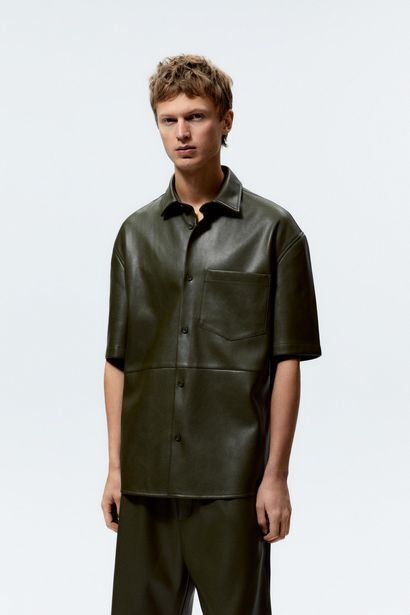 Camisa efecto piel oferta en ZARA