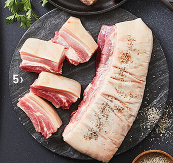 Plaza Vea Panceta de cerdo mediana con hueso y piel El Buen Corte x kg oferta