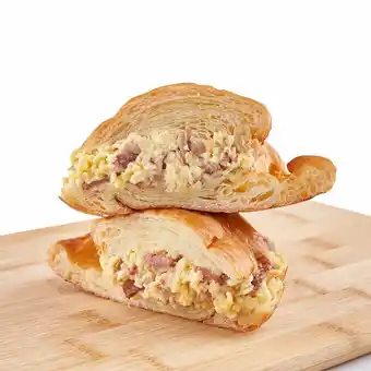 Tottus Croissant con huevo y tocino oferta