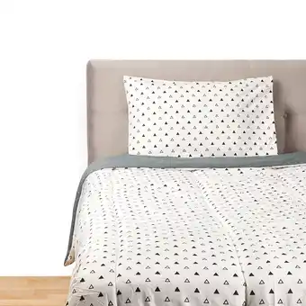 Tottus Cubrecama estampado 1.5 pz pu triangulos bla oferta