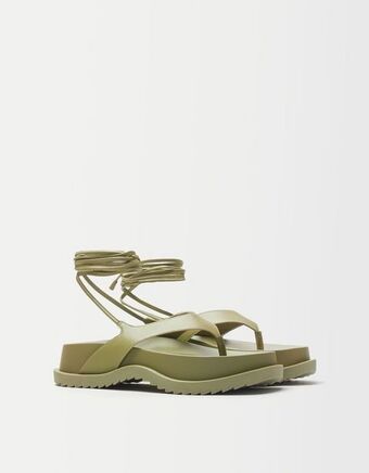 Bershka Wiązane sandały na płaskiej platformie oferta