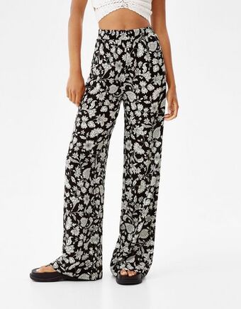 Bershka Spodnie o kroju wide leg z krepy w kwiatowy wzór oferta