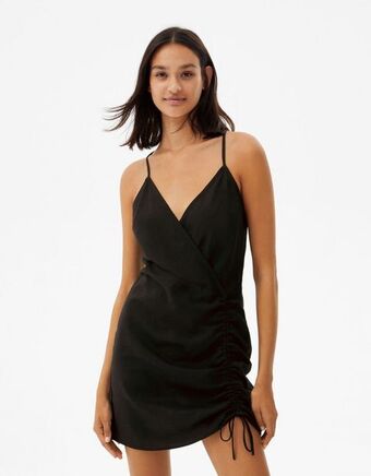 Bershka Sukienka mini na ramiączkach z mieszanki lnu z ozdobnym marszczeniem na boku oferta
