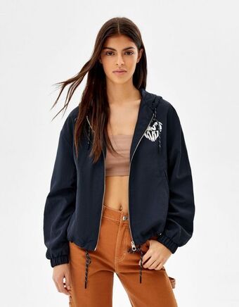 Bershka Cienka kurtka z imitacji nylonu z kapturem i nadrukiem oferta