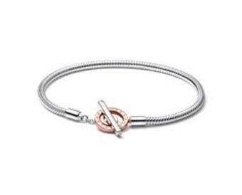 Pandora Srebrno-złota bransoletka typu wężykowego z logo pandora signature z zapięciem t oferta