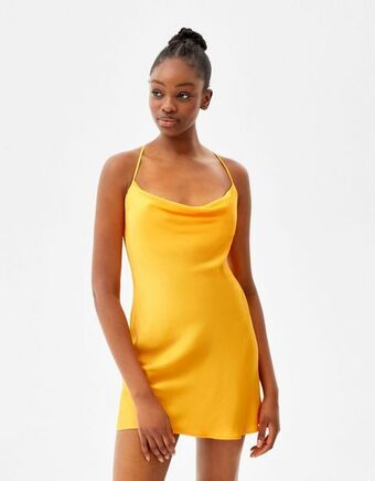 Bershka Satynowa sukienka mini z dekoltem halter i drapowanym dekoltem oferta