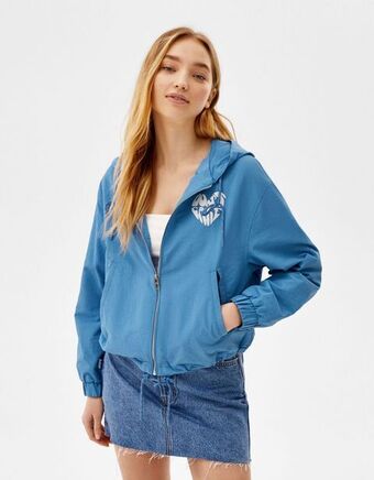 Bershka Cienka kurtka z imitacji nylonu z kapturem i nadrukiem oferta