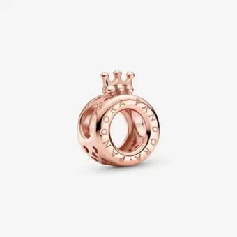 Charms o w koronie i logo pandora
