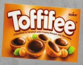 Toffifee orzech laskowy w karmelu kremie orzechowym i czekoladzie 125 g (15 sztuk)