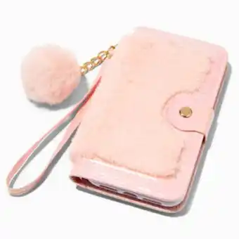 Claire's Furry pink wristlet phone case - fits iphone® 11 oferta