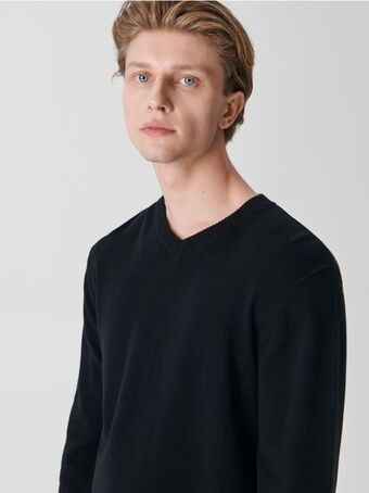 Sweter z dekoltem w serek