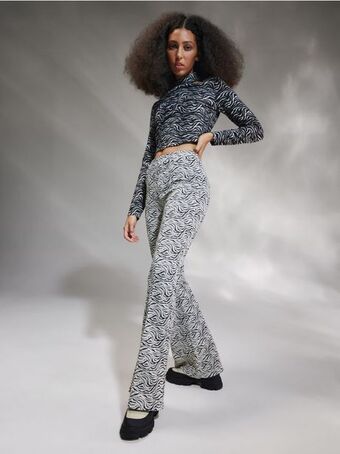 Sinsay Spodnie flare ze wzorem oferta