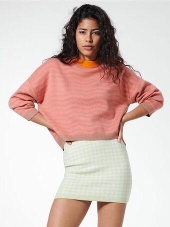 Sweter w paski