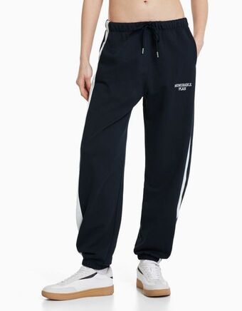 Bershka Pluszowe spodnie jogger z paskami i haftowanymi literami oferta