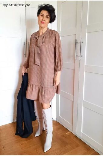 Greenpoint Beżowa sukienka z szarfą przy dekolcie, nadruk w kratkę oferta