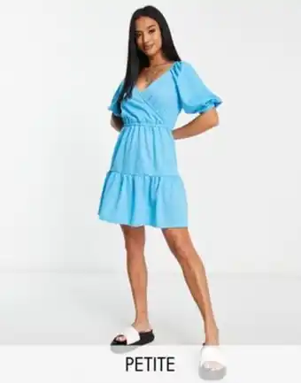 ASOS River island petite – jaskrawoniebieska teksturowana sukienka mini o kopertowym kroju oferta