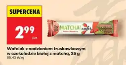 Biedronka Wafelek z nadzieniem truskawkowym w czekoladzie białej z matchą Matcha oferta