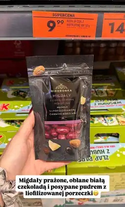 Biedronka Migdały Biedronka prażone oblane białą czekoladą posypane pudrem z liofilizowanej porzeczki oferta