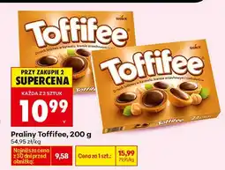 Biedronka Praliny orzechiskowe w karmelu, kreme orzechowym i czekoladzie oferta