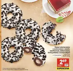 Delikatesy Centrum Donut ciasteczkowy z nadzieniem o smaku waniliowym dekorowany białą polewą i ciasteczkami Stokson oferta
