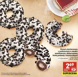 Delikatesy Centrum Donut ciasteczkowy z nadzieniem o smaku waniliowym, dekorowany białą polewą i ciasteczkami oferta