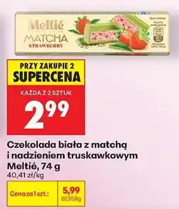 Biedronka Czekolada biała z matchą i nadzieniem truskawkowym Meltié, 74 g oferta