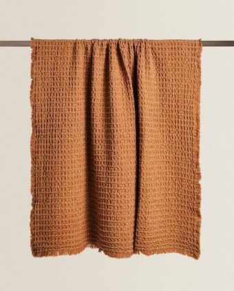 ZARA HOME Koc o gofrowej fakturze oferta