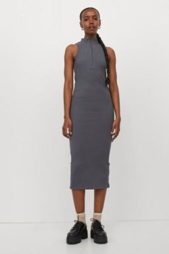 H&M Vestido canelado com fecho promoção