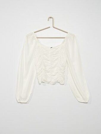 Blusa com gola quadrada
