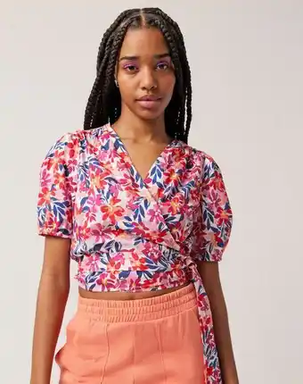 Naf Naf Blusa cropped flores color fucsia promoção