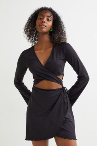 Vestido traçado com decote em v