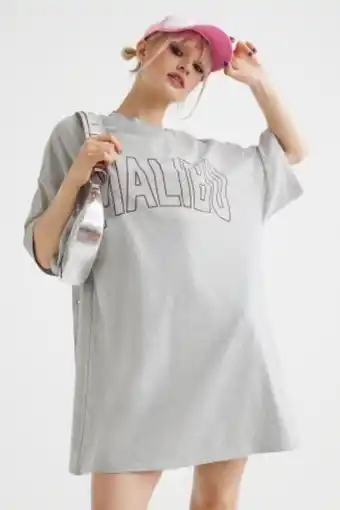 H&M Vestido t-shirt oversize com estampado promoção