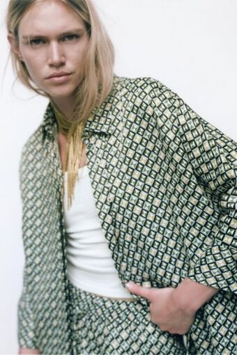 ZARA Camisa com estampado geométrico promoção